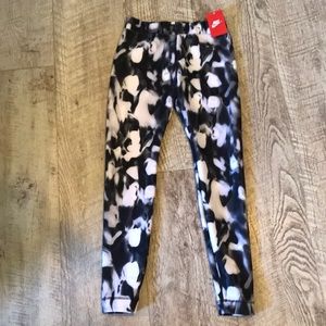 Nike Women’s Black & White Sportswear Legging